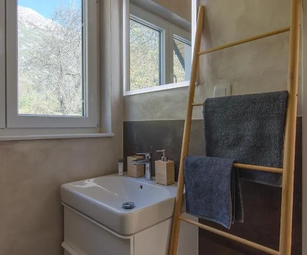 The Valley Queens בקתה *