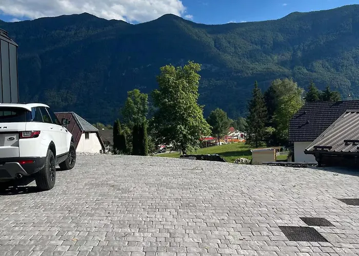 The Valley Queens בקתה *